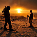 Zachód słońca - snowboardzista i narciarz - Harrachov